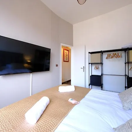 Apartment De Younesse Rue D'elbeuf